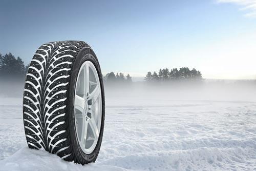 ¿Qué neumáticos de invierno son mejores: con tachuelas o velcro?