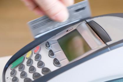 ¿Cómo puedo averiguar el saldo en la tarjeta del banco de ahorros a través de Internet, SMS o cajero automático?