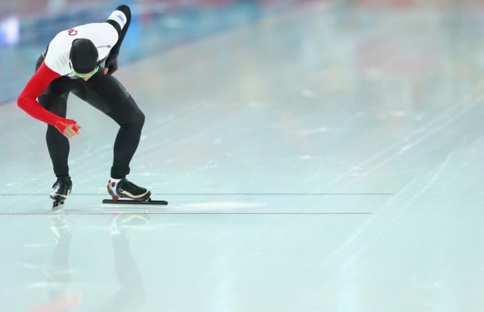 ¿Cuál es la velocidad máxima de los patinadores en la pista?