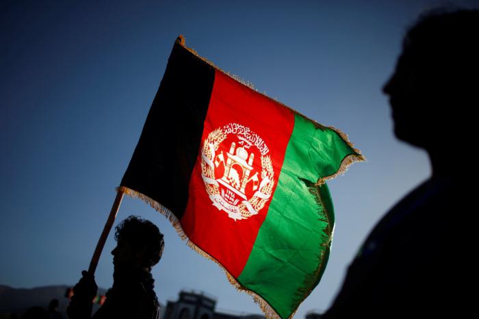 Bandera y escudo de armas de Afganistán.